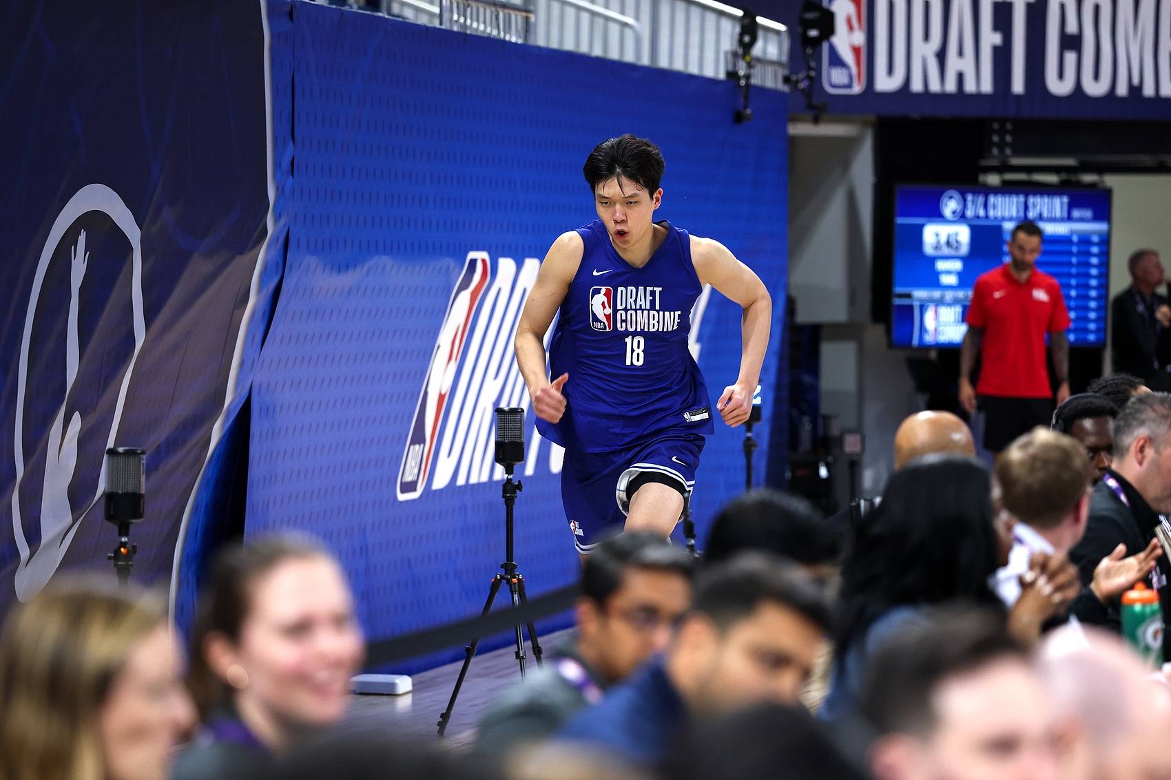 NBA明星球员在季前训练中积极备战新赛季