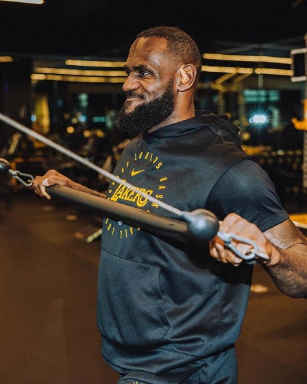 NBA明星球员在季前训练中积极备战新赛季